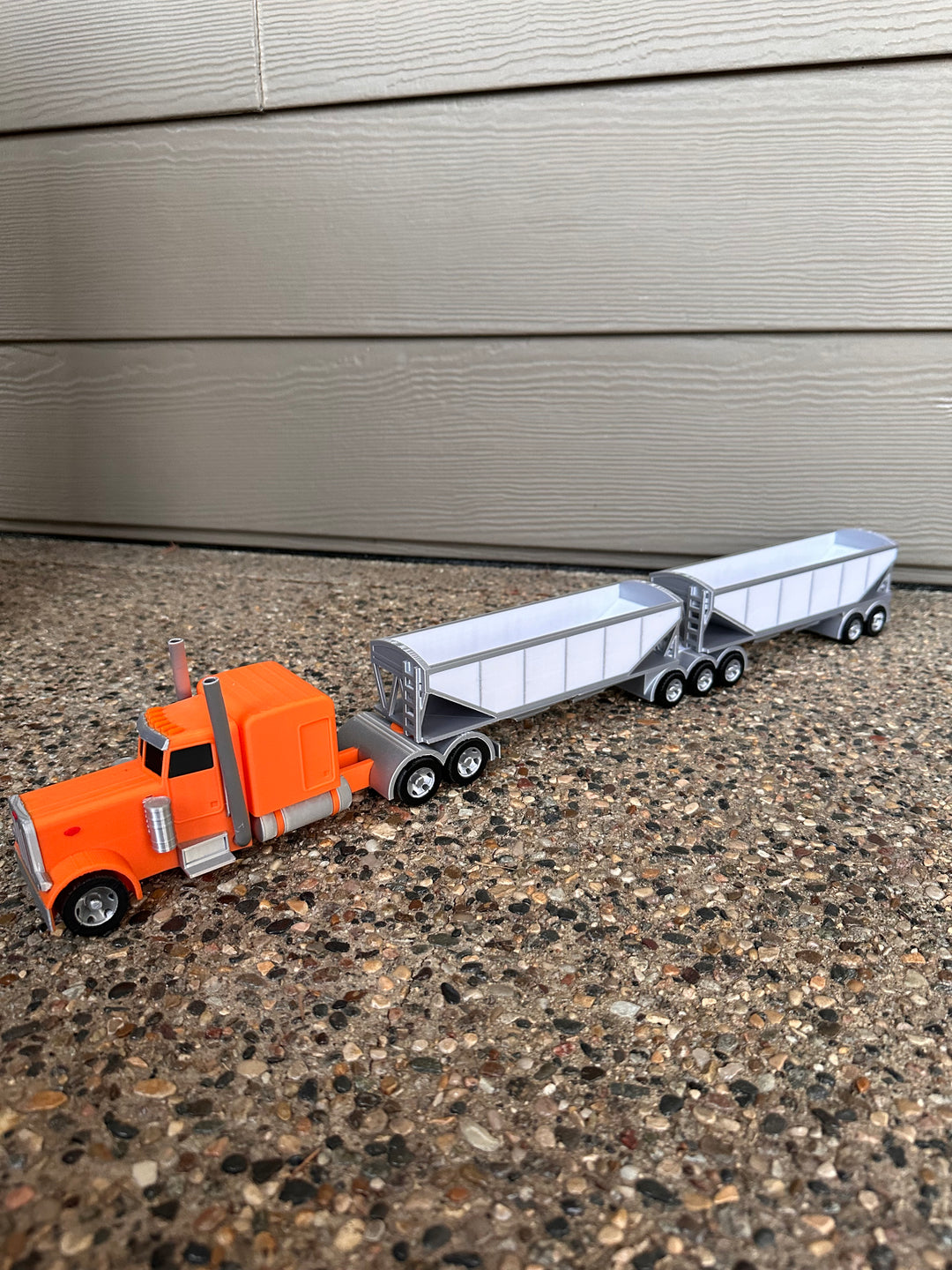 1/32 Scale: Semi w/ Super B Smooth Wall Trailers