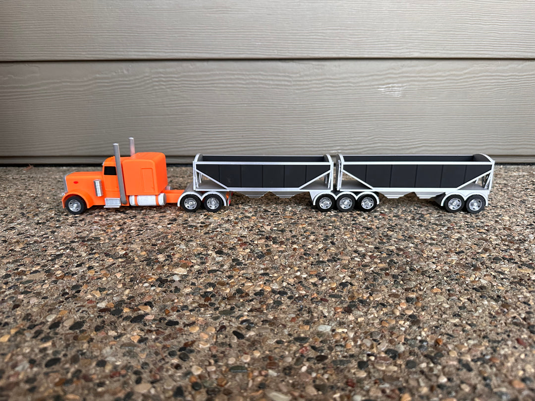 1/32 Scale: Semi w/ Super B Smooth Wall Trailers