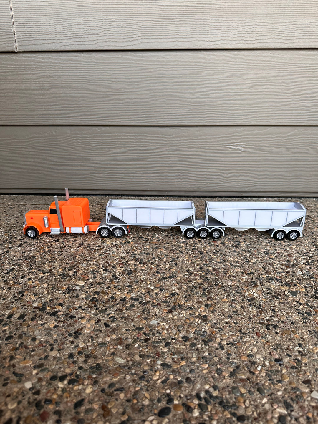 1/32 Scale: Semi w/ Super B Smooth Wall Trailers