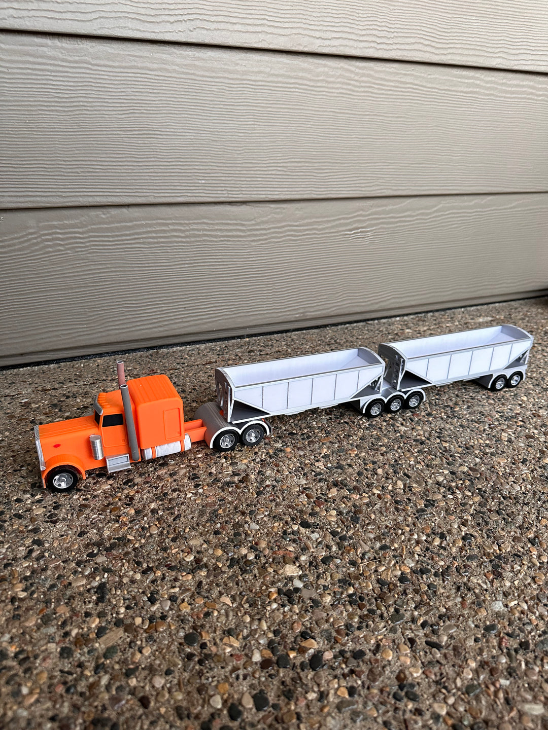 1/32 Scale: Semi w/ Super B Smooth Wall Trailers